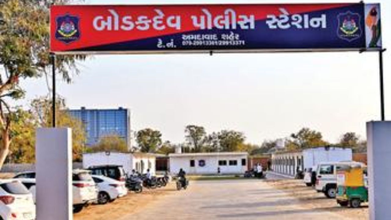 Ahmedabad : બોડકદેવ વિસ્તારમાં BMW કારે ઈકો કારને લીધી અડફેટે, અકસ્માત સર્જી યુવક-યુવતી ફરાર, જુઓ Video