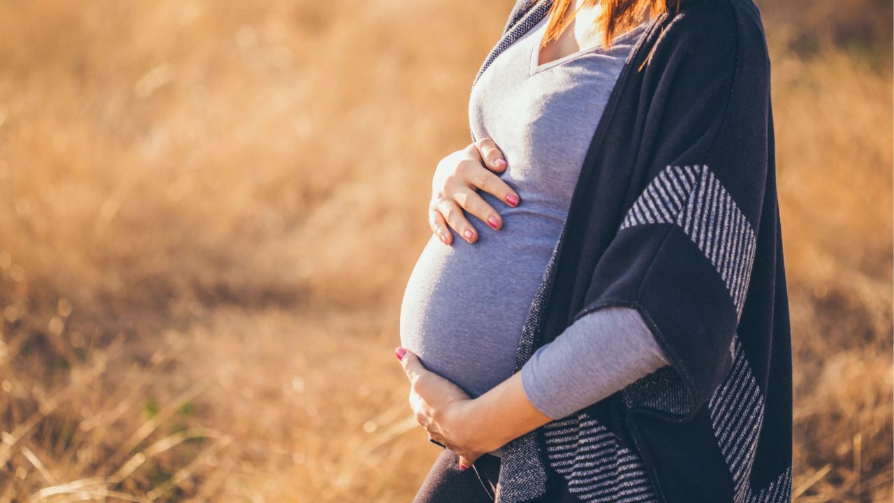 સૂર્યગ્રહણ દરમિયાન ગર્ભવતી સ્ત્રીઓએ શું કરવું જોઈએ?: જો સૂર્યગ્રહણ દરમિયાન ગર્ભવતી સ્ત્રી સૂઈ જાય તો તેની બાળક પર કોઈ અસર થતી નથી. પરંતુ આયુર્વેદમાં સૂર્યગ્રહણ સમયે મહિલાઓ માટે કેટલાક નિયમો નક્કી કરવામાં આવ્યા છે જો મહિલાઓ તેનું પાલન કરે તો તેમને તેનો લાભ મળે છે. સૂર્યગ્રહણ દરમિયાન નકારાત્મક ઉર્જાના પ્રભાવથી બચવા માટે ગર્ભવતી મહિલાઓ મહામૃત્યુંજય મંત્રનો જાપ કરી શકે છે. ગ્રહણ દરમિયાન મંત્રોનો જાપ કરવાથી શરીરમાં સકારાત્મક ઉર્જાની અસર મજબૂત થાય છે.