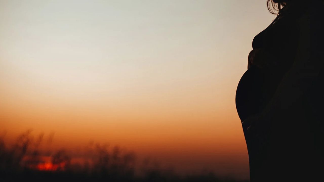 આયુર્વેદ અનુસાર ગ્રહણ દરમિયાન ખોરાક દૂષિત થઈ શકે છે. તેથી પહેલાથી તૈયાર કરેલા ખોરાકમાં તુલસીના પાન ઉમેરવાની સલાહ આપવામાં આવે છે. ગ્રહણ દરમિયાન શરીરના વાત, પિત્ત અને કફ દોષો અલ્ટ્રાવાયોલેટ કિરણોને કારણે અસંતુલિત થઈ શકે છે. આનાથી સ્ત્રીઓમાં પાચન સંબંધી સમસ્યાઓ વધે છે. તેથી સૂર્યગ્રહણ દરમિયાન સ્ત્રીઓએ કોઈપણ પ્રકારનો ખોરાક ખાવાનું ટાળવું જોઈએ.