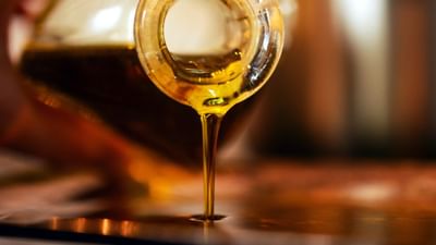 સરસવનું તેલ કુદરતી મોઇશ્ચરાઇઝર છે. સરસવનું તેલ નાભિમાં નાખવાથી તે ધીમે ધીમે શરીરમાં શોષાઈ જાય છે અને સૂકી ચામડી માટે લાભદાયી રહે છે. (Credits: - Canva)