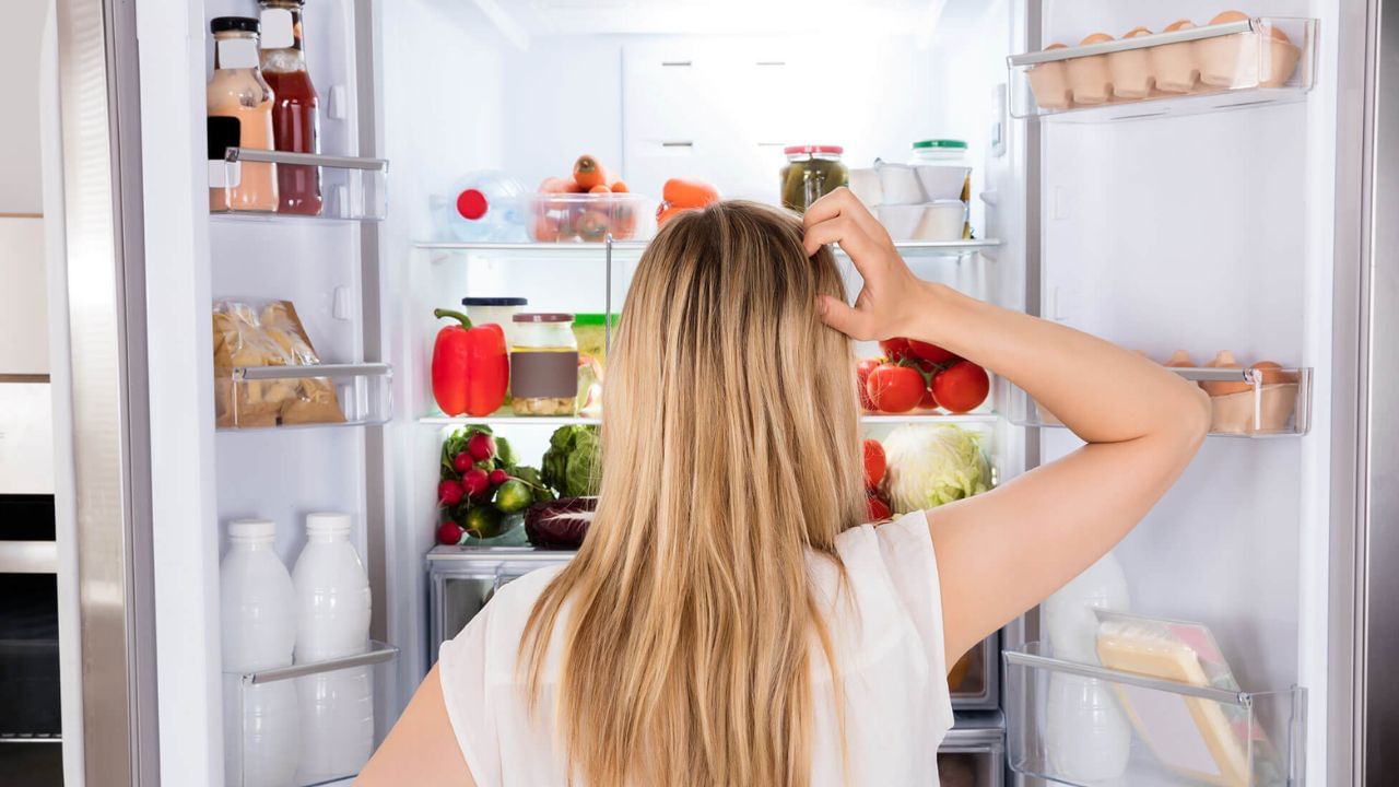 આજકાલ બધા ફ્રિજમાં વીજળી બચાવવા માટે ઓટોકટ ફીચર આવે છે. આનાથી ચોક્કસ તાપમાને ઠંડુ થયા પછી ફ્રિજ આપમેળે બંધ થઈ જાય છે. જ્યારે ફ્રિજ ઓટોકટ થાય છે, ત્યારે કોમ્પ્રેસર બંધ થઈ જાય છે અને આમ વીજળીની બચત થાય છે. પછી ફ્રિજને ઠંડુ કરવાની જરૂર પડે કે તરત જ કોમ્પ્રેસર આપમેળે શરૂ થઈ જાય છે.