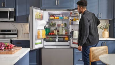 ફ્રિજની બોડીને સ્પર્શ કરતા જ ઇલેક્ટ્રિક શોક લાગી રહ્યો છે, તો તે ફ્રિજની અંદર હાજર ઇલેક્ટ્રિક લિકેજ છે. ફ્રિજની અંદર એક કન્ડેન્સર છે જે ઠંડક ઉત્પન્ન કરે છે. આ કન્ડેન્સર વીજળી દ્વારા ચાલે છે. જો કન્ડેન્સરમાં કોઈપણ પ્રકારની ખામી હોય, તો ઇલેક્ટ્રિક લિકેજ શરૂ થાય છે. આ સમસ્યાને કારણે, કરંટ ફ્રિજની બોડી સુધી પહોંચે છે અને તમને કરંટ લાગે છે.