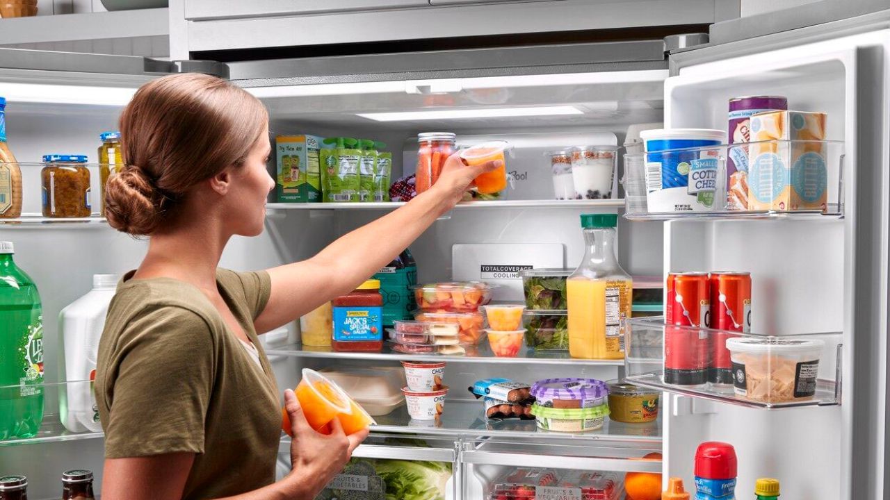 ફ્રિજનું કામ ખોરાકને 24 કલાક તાજો રાખવાનું છે, તેથી તેને 24 કલાક સતત ચાલવા માટે બનાવવામાં આવ્યું છે. આવી સ્થિતિમાં, એવું પૂછવું સ્વાભાવિક છે કે શું ફ્રિજ 24 કલાક ચાલુ રાખવું જોઈએ કે વીજળી બચાવવા માટે તેને 1-2 કલાક બંધ રાખી શકાય? ઘણા લોકો ફ્રિજ બંધ કરી દે છે અને વિચારે છે કે જો તેને સતત ચલાવવામાં આવશે તો વીજળીનું બિલ વધુ આવશે. પરંતુ સત્ય એ છે કે આમ કરવાથી કોઈ ફાયદો નથી, ઊલટું, તેમને નુકસાન થશે.