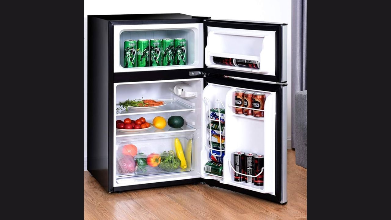 ફ્રિજને સતત ચલાવ્યા પછી 1-2 કલાક બંધ રાખી શકાય? ઘણા લોકો માને છે કે ફ્રિજને થોડો સમય સતત ચલાવવાથી આરામ આપવો જરૂરી છે અને તેનાથી વીજળી પણ બચશે. આવી સ્થિતિમાં, તમારે જાણવું જોઈએ કે કલાકો સુધી ફ્રિજ ચલાવવાથી નુકસાન થાય છે કે તેને બંધ રાખીને વીજળી બચાવી શકાય છે.