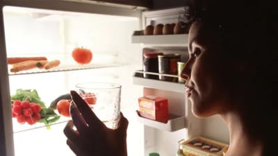 આજકાલ, ફ્રિજ દરેક ઘરમાં એક જરૂરિયાત બની ગયું છે. ફ્રિજ ફળો, શાકભાજી, દૂધ અને અન્ય ઘણી ખાદ્ય ચીજોને તાજી રાખે છે. બહાર તરત જ બગડી જતી વસ્તુઓ ફ્રિજની અંદર રાખવાથી ઘણા દિવસો સુધી તાજી રહે છે. ત્યારે હાલ ઉનાળાની ગરમીમાં ફ્રિજ, એસી અને પંખા ધમધોકાટ ચાલતા હોય છે. ત્યારે શું તમે ક્યારે વિચાર્યું છે કે ફ્રિજને 24 કલાક ચાલુ રાખવું જોઈએ કે પછી AC અને પંખાની જેમ થોડી વાર બંધ કરવું જોઈએ?