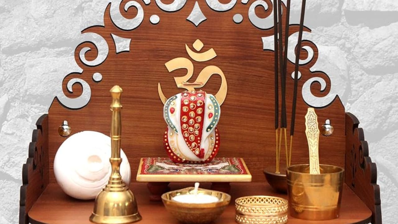 જો તેને બીજી જગ્યાએ લઈ જવાનું શક્ય ન હોય તો જૂના મંદિરમાંથી બધા દેવી-દેવતાઓની મૂર્તિઓ કે ચિત્રો દૂર કરતા પહેલા નવા મંદિરમાં પૂજારી દ્વારા મંત્રોના જાપ સાથે આ બધી શક્તિઓને વિધિવત રીતે અભિષેક કરવો જરૂરી છે.
