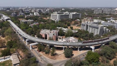 મેટ્રો ટ્રેન સેવાને મોટેરા સ્ટેશનથી ગાંધીનગરના સચિવાલય સુધી લંબાવવામાં આવી છે. આગામી 27મી એપ્રિલને રવિવારથી મેટ્રો મોટેરાથી સચિવાલય સુધી દોડતી થશે.