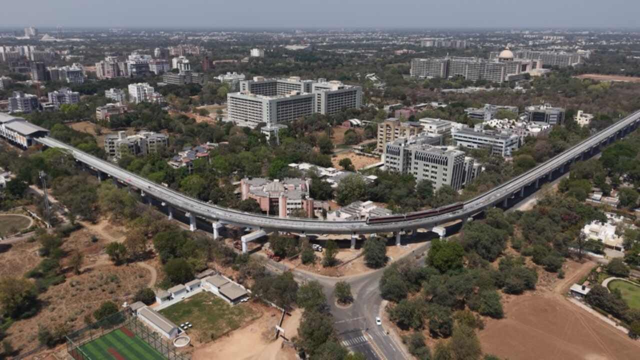 સચિવાલય સુધી મેટ્રો સેવાનું વિસ્તરણ અને નવા સ્ટેશનોનો ઉમેરો એ સુગમ પરિવહનની દિશામાં એક આવકારદાયક પગલું છે. હવે વધુને વધુ લોકો મેટ્રો સેવાનો લાભ લઈ શકશે અને ટ્રાફિકની સમસ્યાથી રાહત મેળવી શકશે.