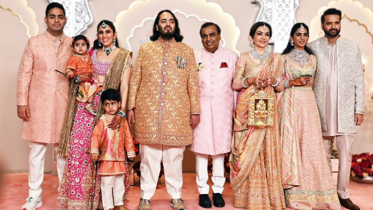 અંબાણી પરિવાર દેશના અગ્રણી ઉદ્યોગપતિઓમાંનો એક છે. આ વિશાળ સામ્રાજ્યની સ્થાપના ધીરુભાઈ અંબાણીએ કરી હતી. હાલમાં બે ભાઈઓ મુકેશ અંબાણી અને અનિલ અંબાણી આ જવાબદારી સંભાળી રહ્યા છે. વ્યવસાય હોય કે પુત્રના લગ્ન, મુકેશ અંબાણી અને તેમનો પરિવાર આખું વર્ષ સમાચારમાં રહે છે.
