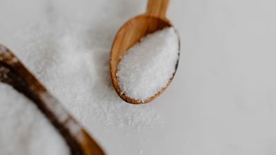 મીઠાના ઉપયોગથી ઘરમાં નકારાત્મક ઊર્જાનો પ્રવેશ અટકે છે. ઘરના વાતાવરણમાં શાંતિ અને સુમેળ રહે છે. નકારાત્મક લાગણીઓ, ઝઘડા અને તણાવ ઘટે છે. ભૌતિક અને માનસિક આરામ વધે છે. ફાઇનાન્સ અને કારકિર્દી સાથે સંબંધિત અવરોધની  શક્યતા ઓછી રહે છે. (Credits: - Canva)