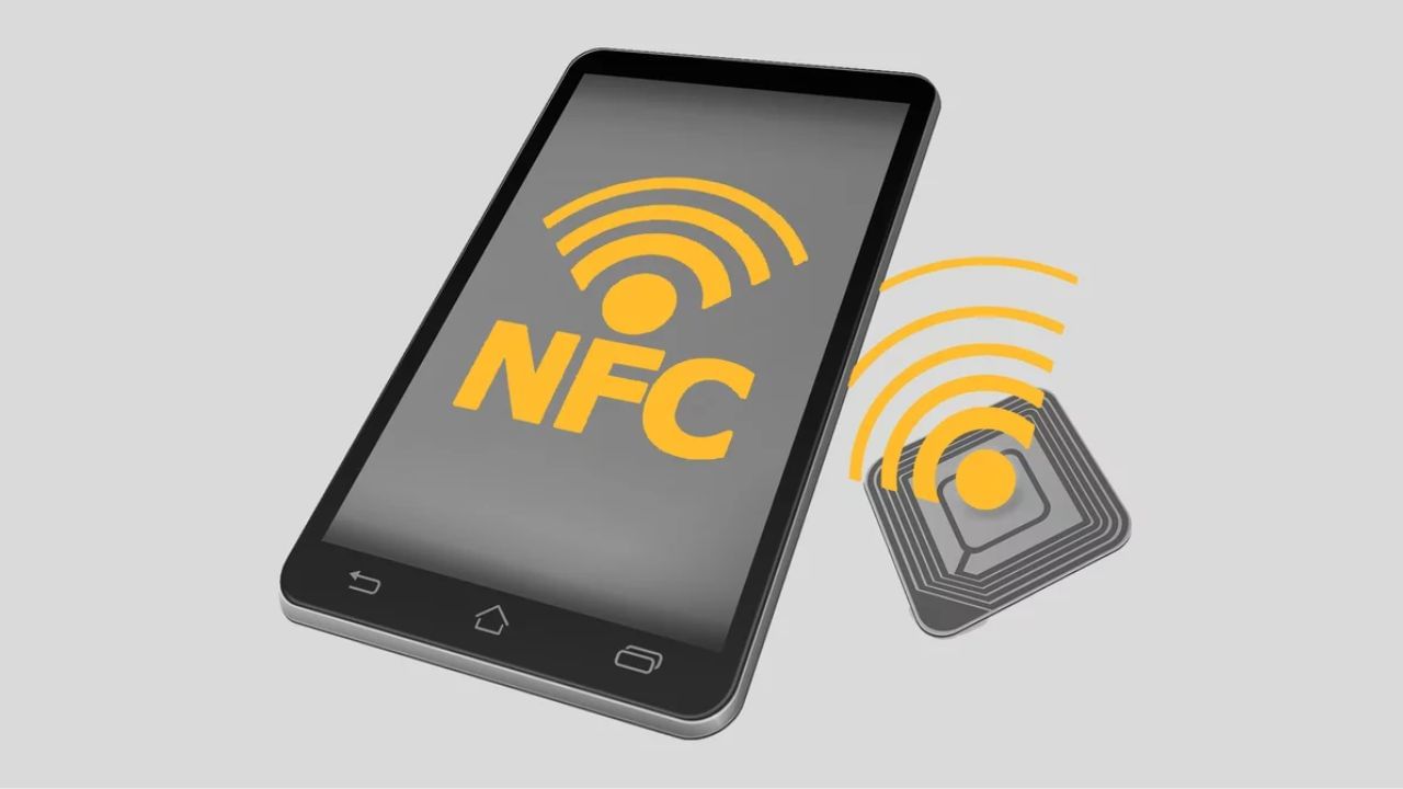1. NFC ટેકનોલોજીનો ઉપયોગ કરો: NFC એટલે કે નીયર ફિલ્ડ કોમ્યુનિકેશન એક ઉત્તમ વાયરલેસ ટેકનોલોજી છે. આ સુવિધાથી સજ્જ બે સ્માર્ટફોન વચ્ચે ફાઇલો સરળતાથી શેર કરી શકાય છે. આજકાલ, આ સુવિધા મોટાભાગના સ્માર્ટફોનમાં આપવામાં આવી રહી છે. આ સુવિધા ચાલુ કર્યા પછી, બંને ફોનને એકસાથે ટેપ કરવા પડશે. ધ્યાનમાં રાખો કે ફાઇલ ટ્રાન્સફર સમયે બંને ફોન નજીકમાં હોવા જોઈએ. આ ટેકનોલોજી કોન્ટેક્ટ્સ અને લિંક્સ જેવી નાની ફાઇલોને ટ્રાન્સફર કરવા માટે ખૂબ જ ઉપયોગી છે.
