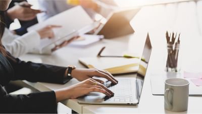 ઉત્તર દિશાને ધનના દેવતા કુબેરની દિશા માનવામાં આવે છે, જે આર્થિક પ્રગતિમાં મદદ કરે છે. પૂર્વ દિશા સૂર્ય અને બુધ ગ્રહ સાથે સંકળાયેલી છે, જે બુદ્ધિ અને નિર્ણય લેવાની ક્ષમતામાં વધારો કરે છે. દક્ષિણ દિશામાં બેસવાનું ટાળો, કારણ કે તે નુકસાનનું પ્રતીક માનવામાં આવે છે. (Credits: - Canva)