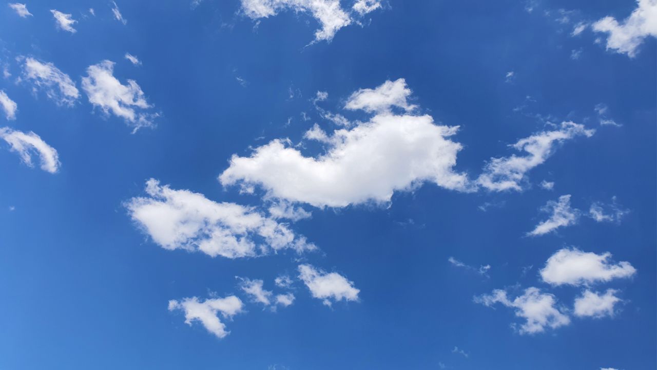 જ્યારે સૂર્યનો પ્રકાશ પૃથ્વીના વાયુમંડળમાં પ્રવેશે છે, ત્યારે તે હવામાં રહેલા નાઇટ્રોજન અને ઓક્સિજન જેવા અણુઓ સાથે અથડાઈને વિખેરાય છે. આ ઘટનાને રેલે સ્કેટરિંગ (Rayleigh scattering) કહે છે. (Credits: - Canva)