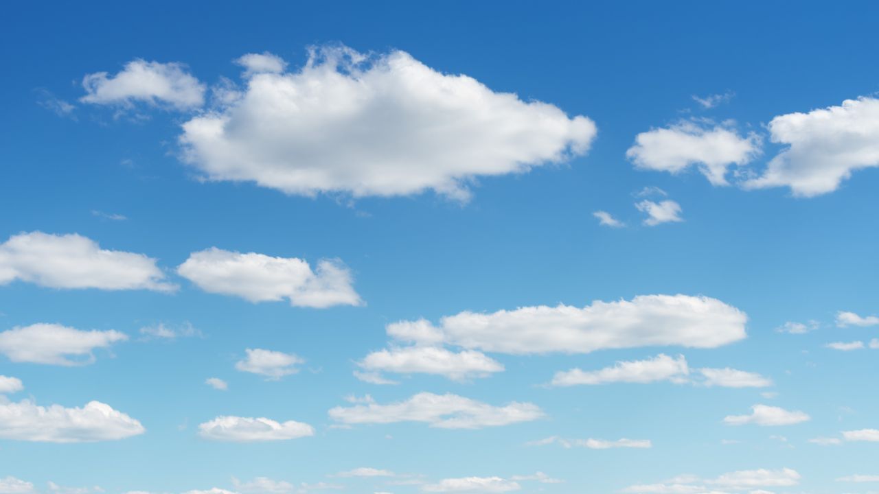 જે રંગો વધુ વિખેરાય છે તે આપણાં આંખ સુધી વધારે માત્રામાં પહોંચે છે. તેથી આકાશ વાદળી દેખાય છે , કેમ કે વાદળી રંગ (blue)ની તરંગલંબાઈ નાની હોવાથી તે વધારે વિખેરાય છે. (Credits: - Canva)