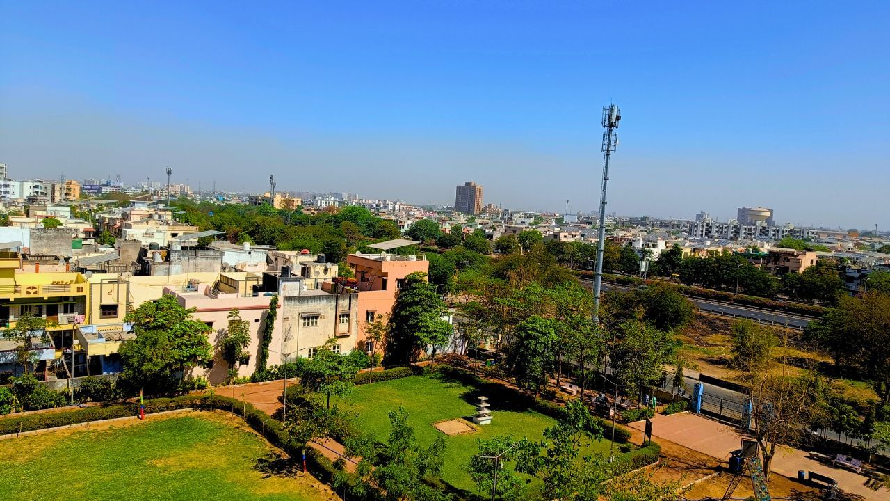 નાની તરંગલંબાઈના રંગો (જેમ કે નિલો અને વાદળી) વધુ પ્રમાણમાં વિખેરાય છે, જ્યારે મોટી તરંગલંબાઈના રંગો (જેમ કે લાલ અને પીળો) ઓછા વિખેરાય છે. આ વિખેરાવને “રેલે સ્કેટરિંગ” કહેવામાં આવે છે. (Credits: - Canva)