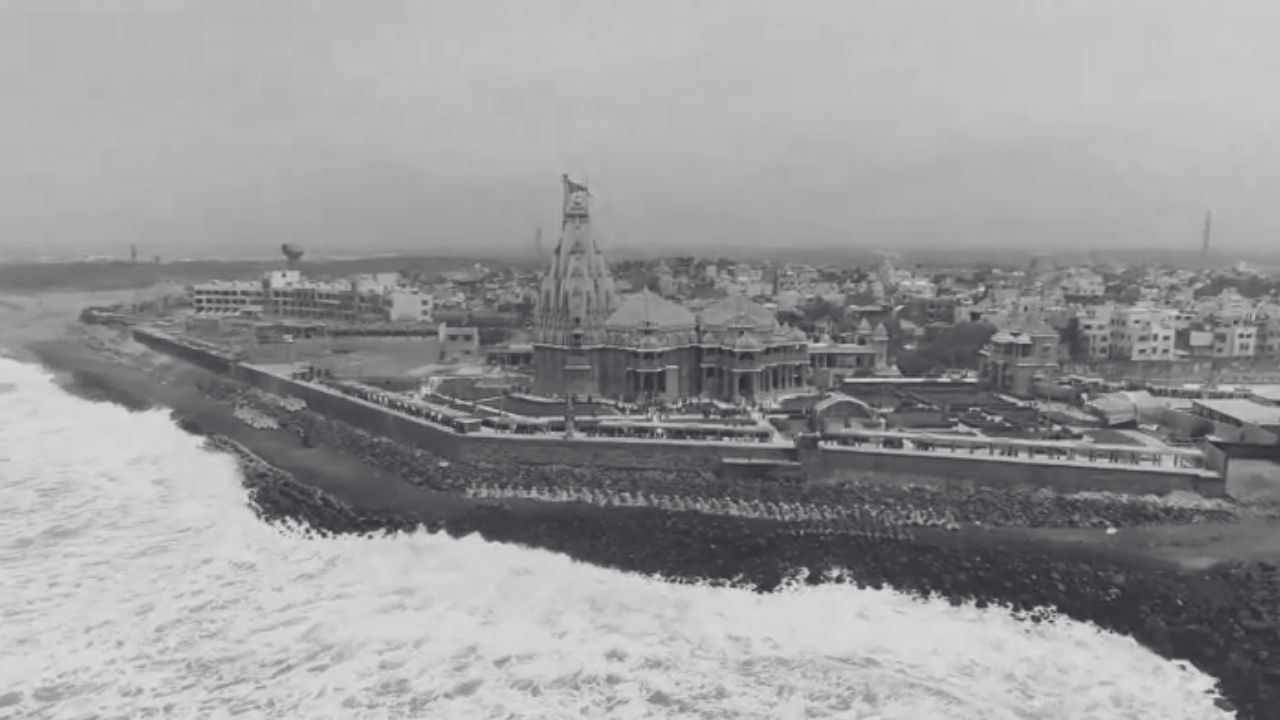 સોમનાથ મંદિરનો ઈતિહાસ ખૂબ જ જૂનો છે અને તેને વારંવાર વિધ્વંસ તથા પુનર્નિર્માણનો સામનો કરવો પડ્યો છે. મહંમદ ગઝનીએ 1025 સાલમાં આ મંદિર પર હુમલો કરી તેને લૂંટ્યું અને તોડ્યું. ત્યારબાદ આ મંદિરે અન્ય મુઘલ શાસકો અને મુસ્લિમ આક્રમણકારોથી પણ નુકસાન થયેલું.