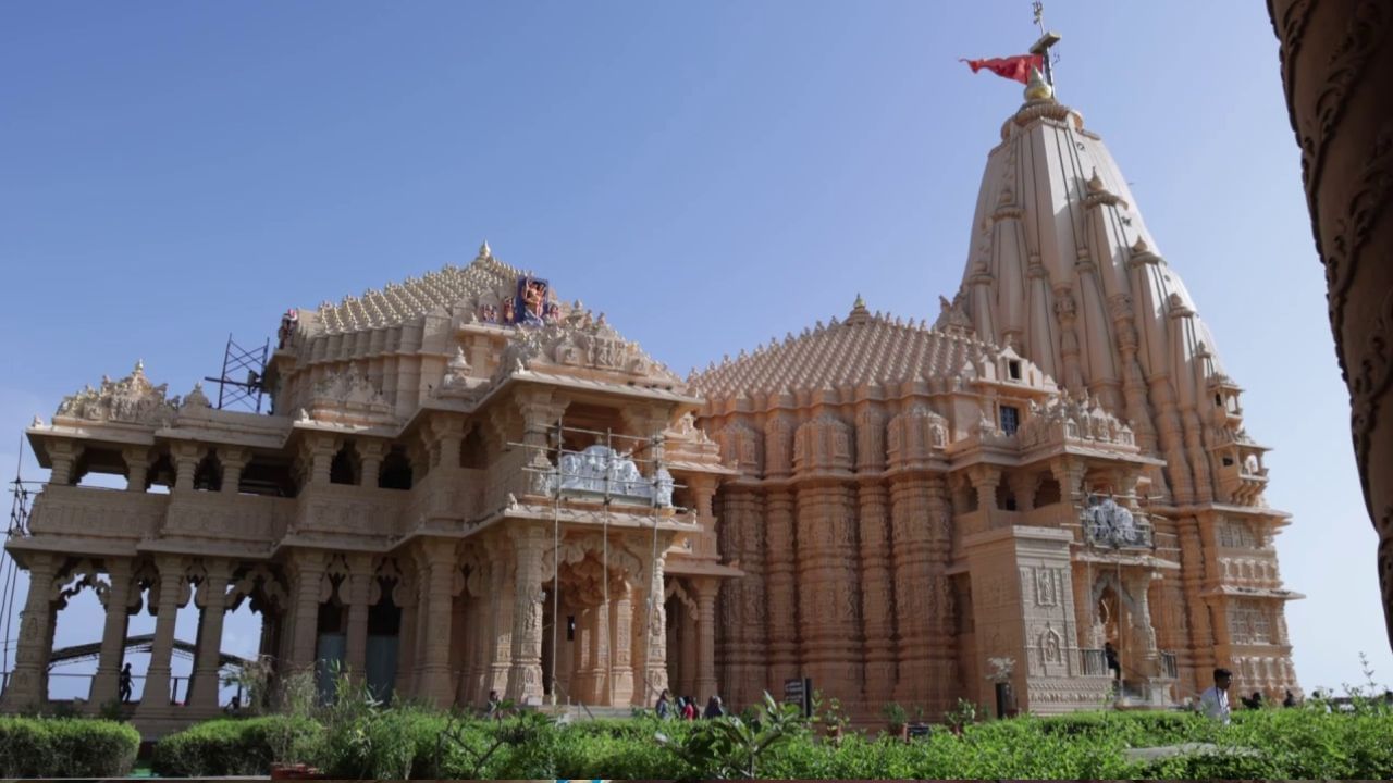 મંદિરનું સ્થળ એટલું વિશિષ્ટ છે કે તે પોઈન્ટ પરથી સીધી રેખા આફ્રિકા સુધી જાય છે અને વચ્ચે કોઈ ભૌગોલિક જમીનનો ખંડ આવતો નથી. જેને "ઝીરો ઓબ્સ્ટ્રક્શન" ગોઠવણી કહે છે.