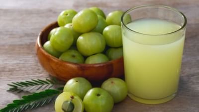 આમળા વિટામિન સીના સૌથી સમૃદ્ધ સ્ત્રોતોમાંનો એક છે, જે કોલેજન ઉત્પાદનને વધારે છે, ત્વચાને મજબૂત અને યુવાન રાખે છે. બીજી બાજુ, જીરુંમાં એન્ટીબેક્ટેરિયલ ગુણધર્મો છે જે ખીલ અને બળતરા સામે લડે છે. નિયમિત સેવનથી ખીલ ઓછા થાય છે, અકાળ વૃદ્ધત્વ ધીમું થાય છે અને ત્વચાને કુદરતી ચમક મળે છે.