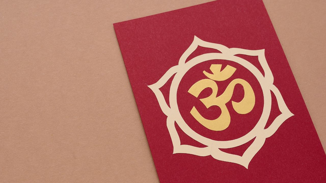 સ્વસ્તિક માતા લક્ષ્મી અને વિઘ્નહર્તા ગણેશજીનું પ્રિય ચિહ્ન છે. ઘરમાં ધર્મભાવના અને પવિત્રતાનું વાતાવરણ રહે છે. દરવાજા પર દક્ષિણાવર્ત સ્વસ્તિક ઘરમાં પ્રવેશતી ઊર્જાને પવિત્ર અને લાભદાયી બનાવે છે. ઘરના મુખ્ય કેન્દ્રો પર બનાવેલો સ્વસ્તિક પોઝિટિવ વાઇબ્રેશન ફેલાવે છે. (Credits: - Canva)