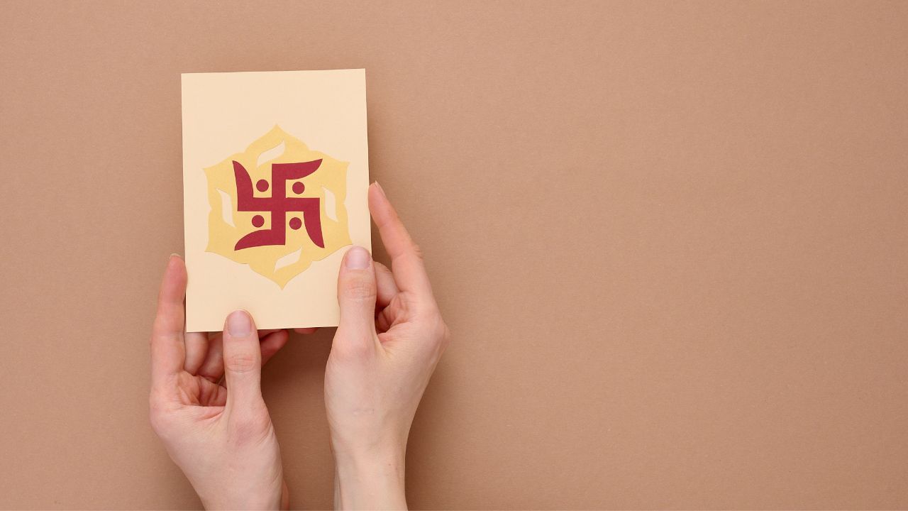 સ્વસ્તિકનું ચિહ્ન ઘરમાં ભય, વિવાદ અને તણાવ દૂર કરે છે. પરિવારના સભ્યો વચ્ચે પ્રેમ અને સમજ વધે છે. ( નોંધ :ટીવી9 કોઈ પણ પ્રકારે અંધશ્રદ્ધાને પ્રોત્સાહન આપતુ નથી. આ અહેવાલ માત્ર ધાર્મિક માન્યતા અને લોકોમાં પ્રચલિત માન્યતા, રીત રિવાજને આધારે રજૂ કરવામાં આવેલ છે. ) (Credits: - Canva)