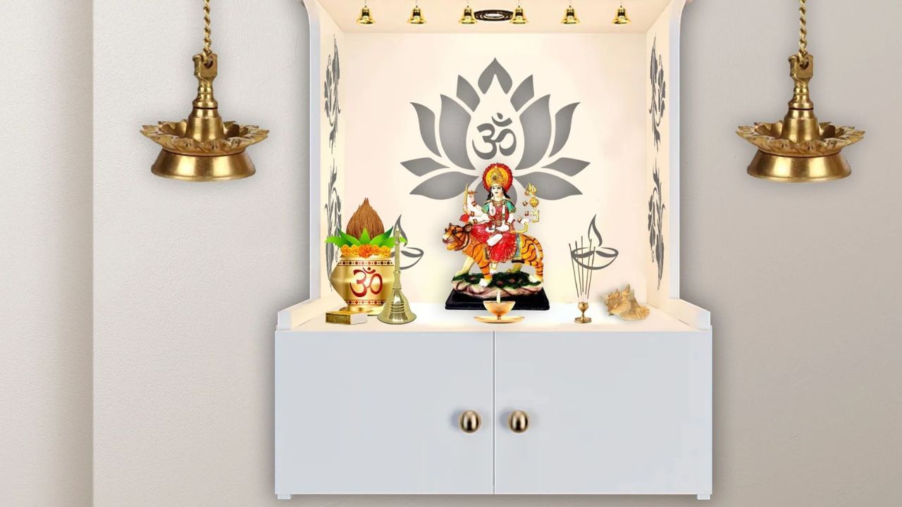 જૂના દેવી-દેવતાઓની મૂર્તિઓનું શું કરવું જોઈએ?: જૂના મંદિરો અને મૂર્તિઓ જેનું અભિષેક કરવામાં આવ્યું છે તેને પાણીમાં વિસર્જિત ન કરવા જોઈએ. શ્રેષ્ઠ ઉપયોગ માટે તેને ગુરુ અથવા મંદિરના પૂજારીને સોંપવું જોઈએ. મંદિર કે મૂર્તિને કોઈ ચોકડી પર કે ઝાડ નીચે એકલી છોડી દેવાને બદલે તેનું સન્માનપૂર્વક વિસર્જન કરવું જોઈએ.
