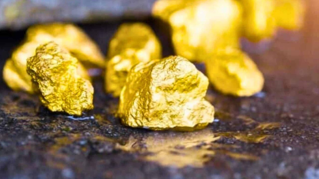 જો તમે સ્વપ્નમાં પોતાને ખજાનો વેચતા જુઓ છો તો તે એક સંકેત છે કે તમને આર્થિક નુકસાન થઈ શકે છે અને તમારે લોન લેવી પડી શકે છે. જો તમને સ્વપ્નમાં કોઈ પ્રાચીન ખજાનો દેખાય તો તે શુભ માનવામાં આવે છે. આ એક સંકેત છે કે આવનારા સમયમાં તમને ઘર કે મિલકતમાં સારો નફો મળી શકે છે.