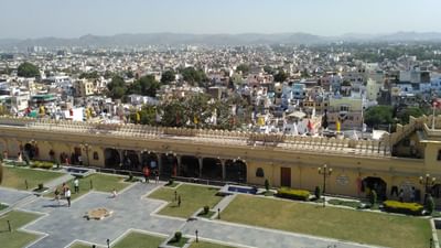 ઉદયપુર, મેવાડ પ્રદેશનો ભાગ રહ્યો છે, જે રાજપૂત શાસકોના પ્રશાસન હેઠળ એક પ્રાચીન અને ગૌરવશાળી રાજય હતું.  મેવાડના રાજપૂત શાસકો, ખાસ કરીને સિસોદિયા વંશ આ પ્રદેશનું સંચાલન કરતા. 