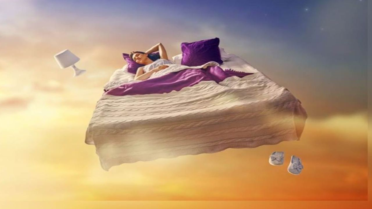 આ તમારા ભવિષ્ય સાથે સંબંધિત ઘટનાઓને પ્રગટ કરે છે. આ ઘટનાઓ સારી અને ખરાબ બંને હોઈ શકે છે. આવી સ્થિતિમાં જો આપણે સૂતી વખતે સપના જોઈએ છીએ, તો આપણે ખૂબ સાવધ રહેવાની જરૂર છે. કારણ કે આ નજીકના ભવિષ્યમાં બનનારી કોઈ અનિચ્છનીય ઘટનાની માહિતી આપે છે.
