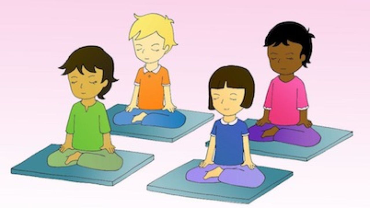 આવી સ્થિતિમાં તમે 5 થી 10 વર્ષના બાળકને કેટલાક સરળ યોગ આસનો શીખવી શકો છો. ઉદાહરણ તરીકે તમે તેમને સરળ બનાવવા માટે તાડાસન, પાદહસ્તાસન અને ઉત્કટાસન એટલે કે ખુરશીની મુદ્રા શીખવી શકો છો. જો બાળક તમારા આદેશોને યોગ્ય રીતે સમજી શકે અને તેનું પાલન કરી શકે તો આ યોગાસનો તેના માટે યોગ્ય રહેશે.