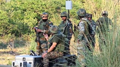 ભારત અને પાકિસ્તાન વચ્ચેના ઇતિહાસમાં 1965નું યુદ્ધ મહત્વપૂર્ણ સ્થાન ધરાવે છે. જો કે મોટાભાગે આ યુદ્ધ પંજાબ અને કાશ્મીરના મુદાઓને લઈ લડાયું હતું, પરંતુ તેનું પ્રારંભ ગુજરાતના કચ્છના રણ વિસ્તારમાં થયો હતો. અપ્રિલ 1965માં, પાકિસ્તાને ઓપરેશન "ડેઝર્ટ હોક્સ" અંતર્ગત કચ્છના રણમાં ઘુસણખોરી કરી. આ ઘુસણખોરી જમીનના માલિકી વિવાદને લઈને ઉદભવી હતી. પાકિસ્તાની દળોએ ભારતીય સરહદમાં પ્રવેશ કર્યો હતો અને રણ વિસ્તારમાં થોડા વિસ્તારો પર કબજો જમાવવાનો પ્રયાસ કર્યો. ભારતે તરત જ સશસ્ત્ર પ્રતિસાદ આપ્યો અને આ સંઘર્ષ આખરે મોટાપાયે યુદ્ધમાં ફેરવાયો.