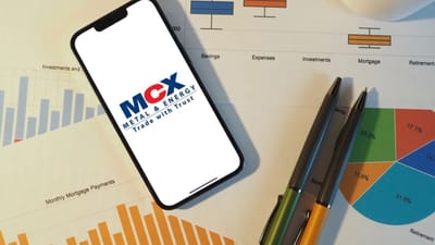 ચાંદીના ભાવ ફરી મજબૂતાઈ બતાવી રહ્યા છે. આંતરરાષ્ટ્રીય બજાર (COMEX) અને સ્થાનિક બજાર (MCX) બંનેમાં તેજીના સંકેતો સ્પષ્ટ છે. ટેકનિકલ ચાર્ટ, ઓપ્શન પ્રીમિયમ અને ઓપન ઇન્ટરેસ્ટ ડેટાના આધારે, એવું સૂચવવામાં આવે છે કે ચાંદી આગામી દિવસોમાં ₹98000 થી ₹100000 ના સ્તરને સ્પર્શી શકે છે.