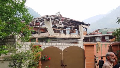 કાશ્મીરના પહેલગામમાં થયેલા આતંકવાદી હુમલાનો બદલો લઈને ભારતે બદલો લીધો છે. ભારતે આતંકવાદ વિરુદ્ધ "ઓપરેશન સિંદૂર" ચલાવ્યું છે. પાકિસ્તાનમાં આતંકવાદી સ્થળોને નિશાન બનાવતા, આ કાર્યવાહી ભારતીય વાયુસેના, ભારતીય સેના અને ભારતીય નૌસેના દ્વારા સંયુક્ત રીતે હાથ ધરવામાં આવી હતી. આ હુમલા માટે હવાથી સપાટી પર પ્રહાર કરતી મિસાઇલનો ઉપયોગ કરવામાં આવ્યો હતો અને આતંકવાદીઓના ઠેકાણાઓનો નાશ કરવામાં આવ્યો હતો.