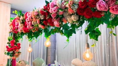 ઈવેન્ટ ડેકોરેશનનો બિઝનેસ આજના જુવાનિયો માટે એક સારી તક છે. આ બિઝનેસમાં ઓછી મૂડીએ તમે સારી કમાણી કરી શકો છો. તો ચાલો જાણીએ, ઈવેન્ટ ડેકોરેશનનો બિઝનેસ કઈ રીતે સ્ટાર્ટ કરવો. 