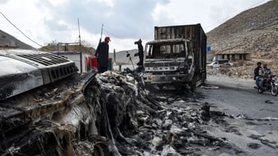 બલુચિસ્તાનમાં ફરી એકવાર, બલુચ વિદ્રોહીઓએ પાકિસ્તાની સેના અને સુરક્ષા દળોને નિશાન બનાવીને મોટા પાયે હુમલા કર્યા છે. બલુચિસ્તાનની સ્વતંત્રતાની માંગણી કરતા બલુચ બળવાખોર જૂથો દ્વારા આ હુમલાઓ કરવામાં આવ્યા છે. ઘણા વિસ્તારોમાં, પાકિસ્તાની સુરક્ષા દળો પાછળ જોવા મળ્યા અને કેટલીક જગ્યાએ સરકારી સંસ્થાઓને આગ ચાંપી દેવામાં આવી.આ હુમલા ચાર શહેરો - તુર્બત, કેચ, ક્વેટા અને પંજગુરમાં કરવામાં આવ્યા હતા. તુર્બતના ડી બલોચ વિસ્તારમાં પાકિસ્તાની સુરક્ષા દળો પર ગ્રેનેડ હુમલો થયો હતો. હજુ સુધી જાનહાનિ કે નુકસાનની કોઈ પુષ્ટિ થઈ નથી.કેચ જિલ્લાના બુલેડા વિસ્તારમાં મોટા વિસ્ફોટો અને ભારે ગોળીબારના અહેવાલો છે. આ વિસ્તારમાં મર્યાદિત સંદેશાવ્યવહારને કારણે, વિગતવાર માહિતી ઉપલબ્ધ નથી.