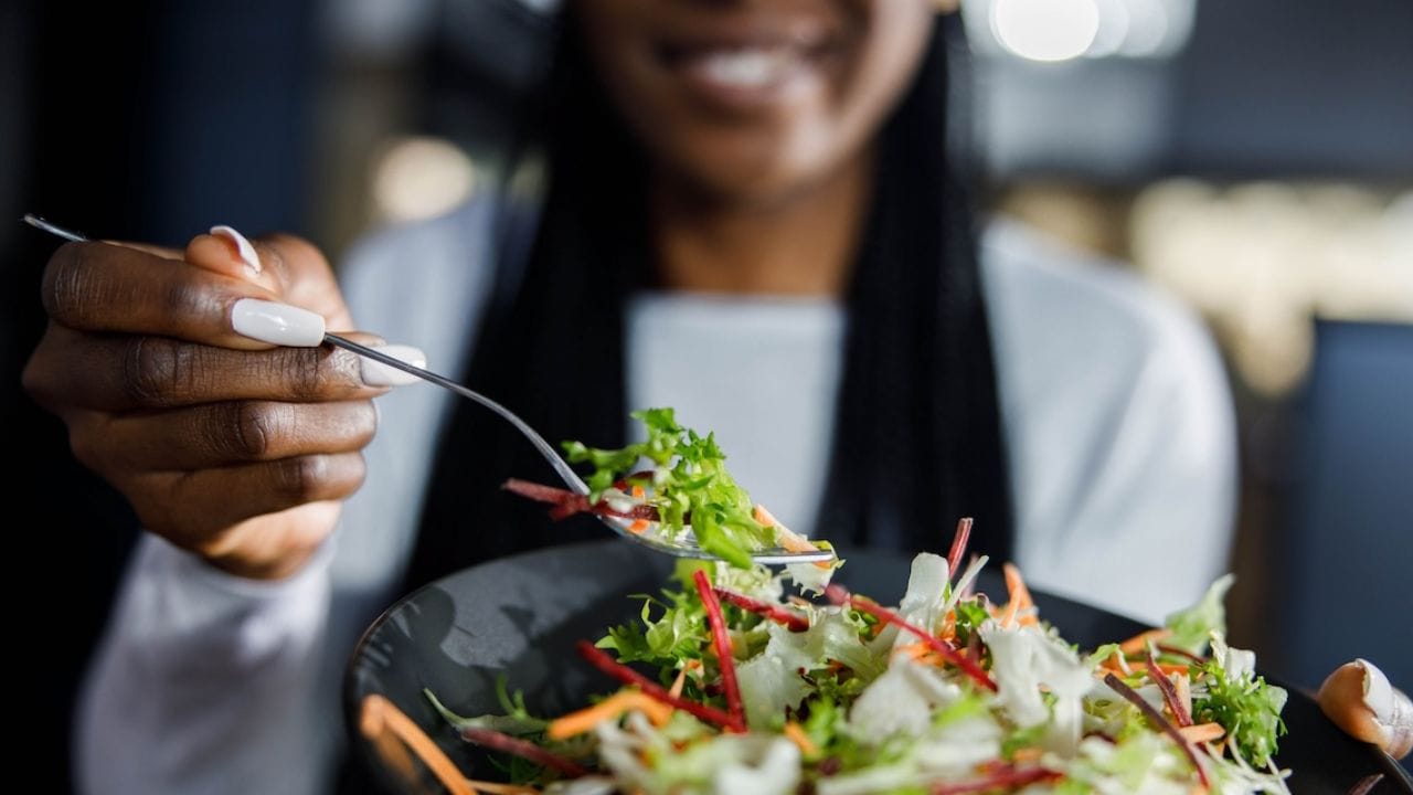 ખાધા પછી તરત જ સૂઈ જવું: કેટલાક લોકો જમ્યા પછી તરત જ આરામ કરવા માટે સૂઈ જાય છે. ખાસ કરીને બપોરે અને રાત્રે. પરંતુ તેની આ આદત તેના સ્વાસ્થ્ય પર ખરાબ અસર કરી શકે છે. જો તમે ખાધા પછી તરત જ સૂઈ જાઓ છો તો તે પાચન પ્રક્રિયાને અસર કરી શકે છે.જેનાથી ગેસ, હાર્ટબર્ન અને એસિડિટી જેવી સમસ્યાઓ થઈ શકે છે. આ કારણ પણ વધી શકે છે. તેથી હંમેશા જમ્યાના 1 કે 1.5 કલાક પછી જ સૂવા માટે જાઓ.
