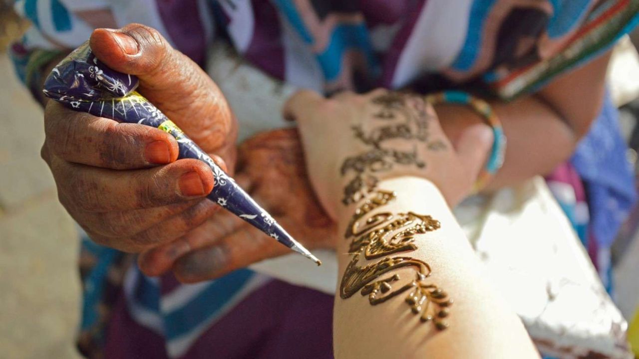 આ બિઝનેસની વિશેષતા એ છે કે, તમે આ કામ ઓછા રોકાણમાં શરૂ કરી શકો છો. જણાવી દઈએ કે, આ ફિલ્ડ ક્રિએટિવ વ્યક્તિઓ માટે આવક મેળવવાનું એક ઉત્તમ માધ્યમ છે.