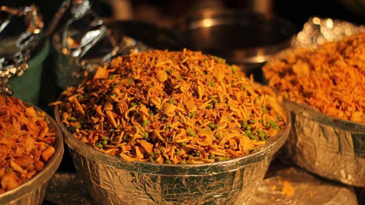 ચિપ્સ, નમકીન અને કૂકીઝ જેવા ઉત્પાદનોનું બજાર ક્યારેય અટકવાનું નથી. જો તમે મહેનત કરો છો અને સ્માર્ટ માર્કેટિંગ કરો છો, તો તમે આ નાના બિઝનેસથી સારી એવી કમાણી કરી શકો છો. 