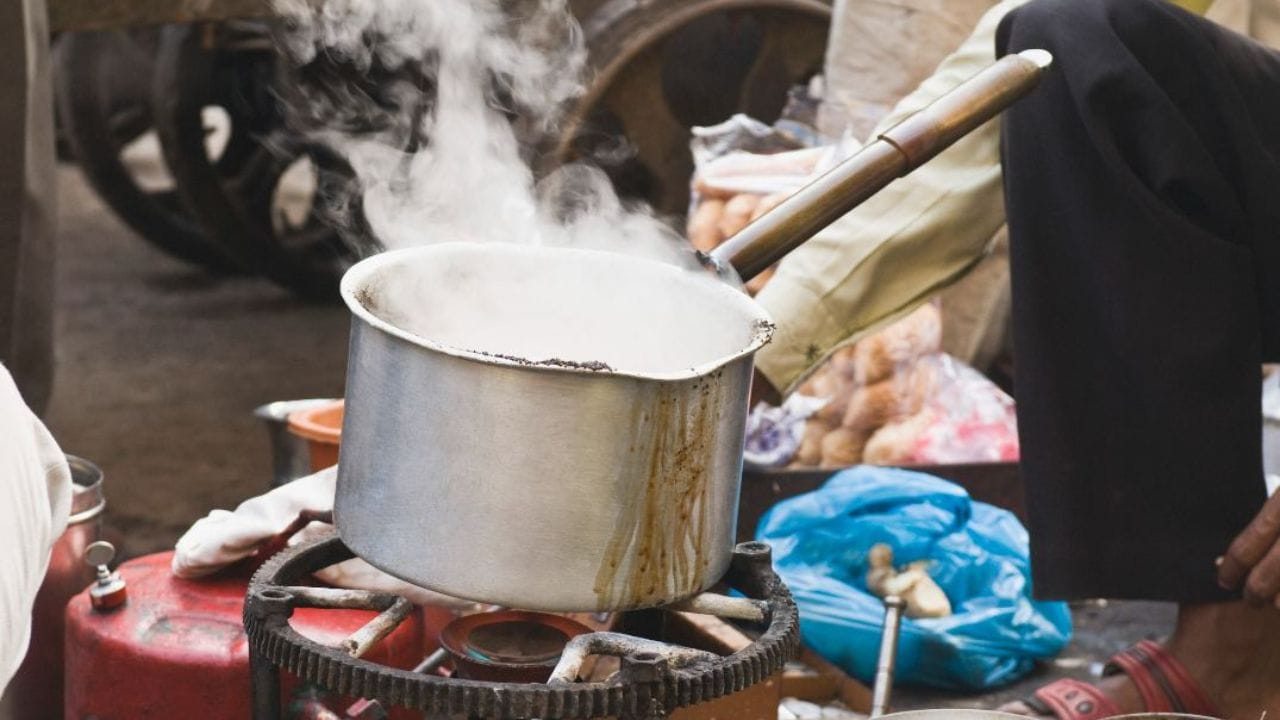 ડોક્યુમેન્ટની વાત કરીએ તો, સ્થાનિક મ્યુનિસિપલિટીમાંથી ‘ગુમાસ્તા લાઇસન્સ’ અથવા ટ્રેડ લાઇસન્સ લેવું જરૂરી છે. આ સાથે ફૂડ-રિલેટેડ વસ્તુઓ વેચતા હોવ તો FSSAI લાઇસન્સ મેળવવું જરૂરી છે. 