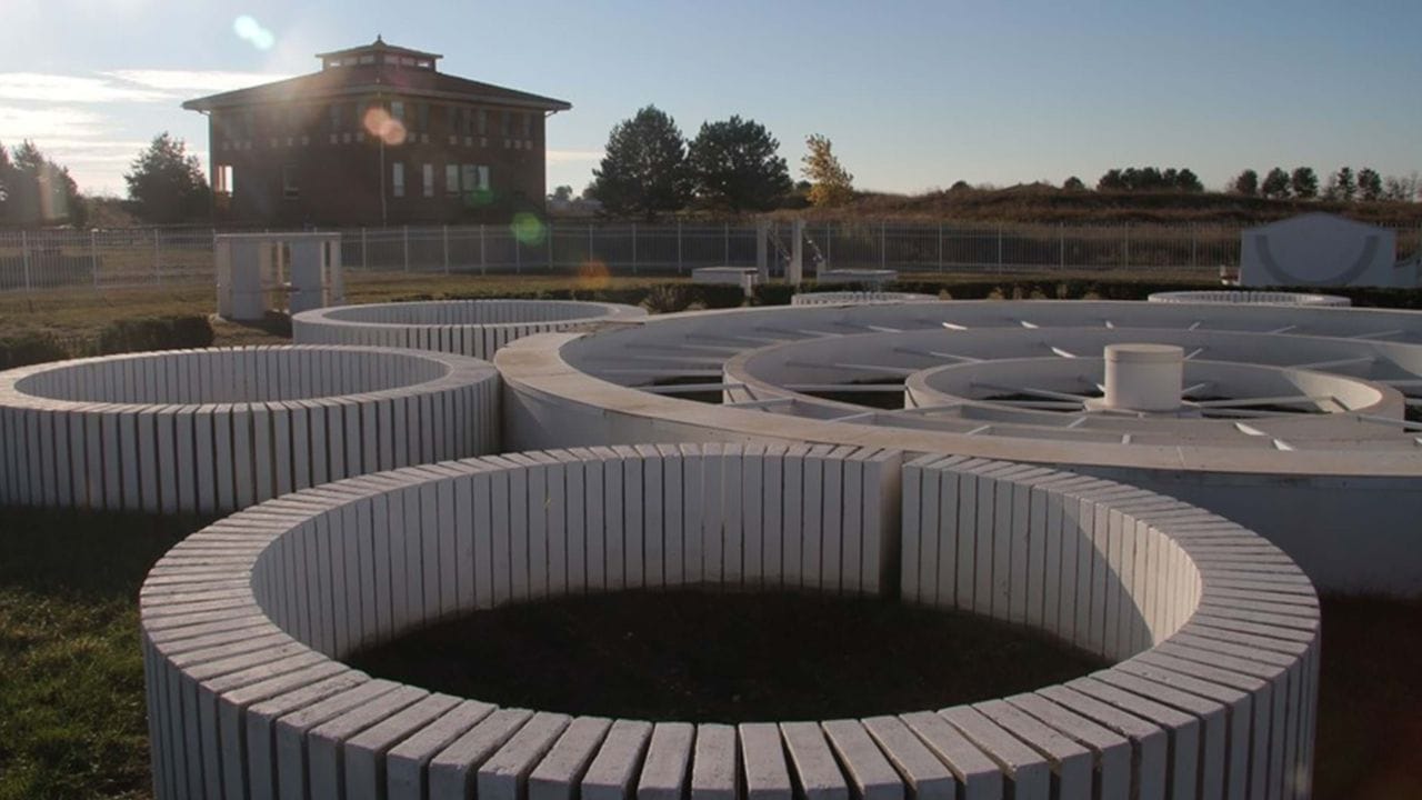 આ શહેરની સ્થાપના ક્યારે થઈ હતી?: ડેઈલી સ્ટારના એક અહેવાલ મુજબ, અભિનેત્રી ઓપ્રાહ વિન્ફ્રેએ એકવાર મહર્ષિ વૈદિક શહેરને 'અમેરિકામાં સૌથી વિચિત્ર શહેર' ગણાવ્યું હતું, જેની સ્થાપના 2001 માં ટ્રાન્સેન્ડેન્ટલ મેડિટેશનના(Transcendental Meditation) સ્થાપક સ્વર્ગસ્થ મહર્ષિ મહેશ યોગી દ્વારા કરવામાં આવી હતી. ભલે તે આયોવાનું સૌથી નવું શહેર હોય. તે વેદોના સિદ્ધાંતો પર આધારિત છે.