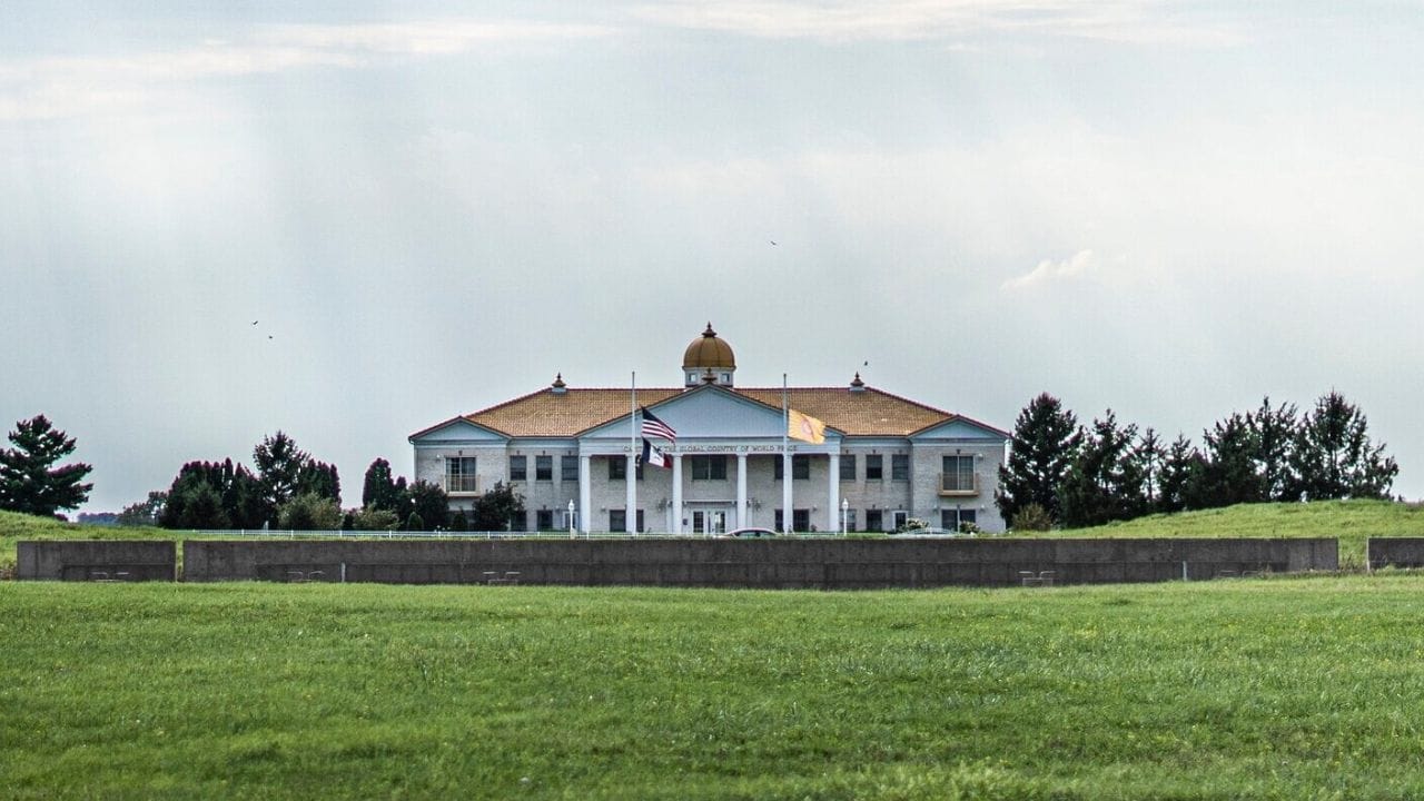 મહર્ષિ વૈદિક નગરીમાં રહેતા મોટાભાગના લોકો સંસ્કૃત ભાષા બોલે છે. અહીંના લોકોની દિનચર્યા મહર્ષિ મહેશ યોગીના અનુરૂપ છે