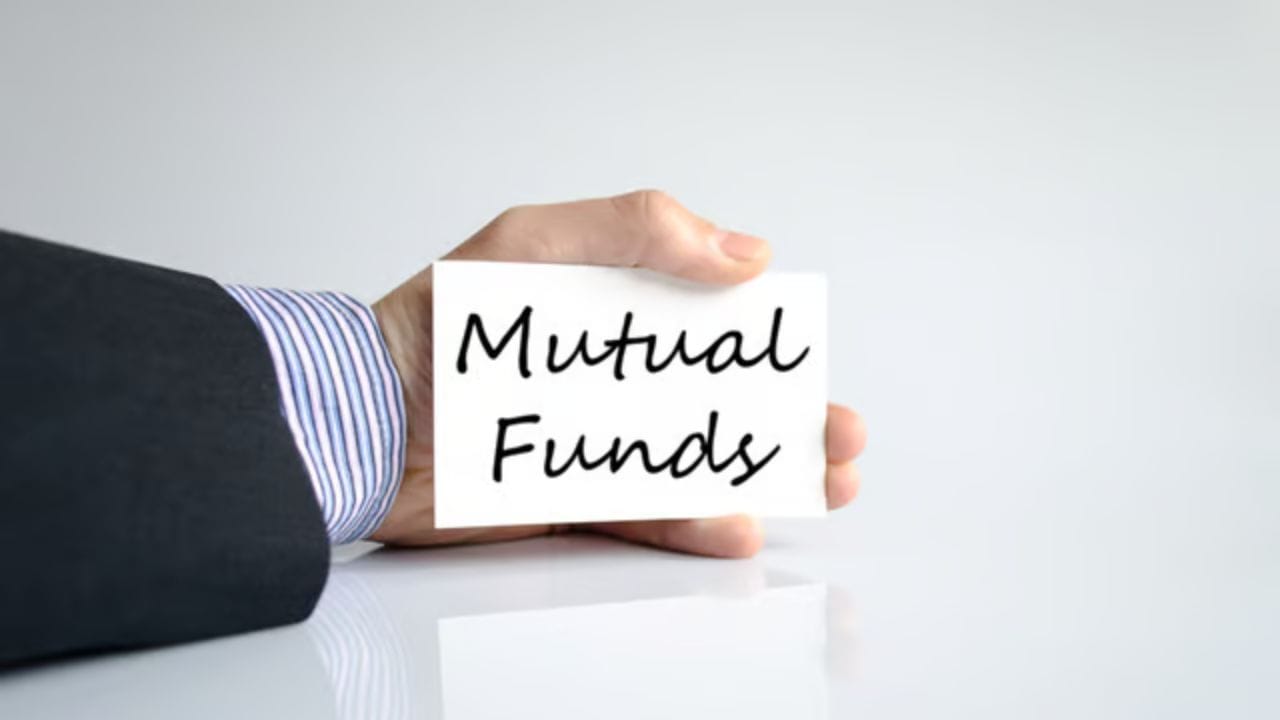 તેથી માર્કેટના આ પડાવનો સૌથી મોટો લાભ તેમને થયો, જેમણે SIP દ્વારા આ ડિફેન્સ સેક્ટરના મ્યુચ્યુઅલ ફંડમાં રોકાણ ચાલુ રાખ્યું. આજે, જ્યારે ફંડને લોન્ચ થયા 11 મહિના થઈ ગયા છે, ત્યારે તેના NAV (નેટ એસેટ વેલ્યુ) માત્ર ₹10થી થોડું વધારે છે. છતાં, SIPના ફાયદાથી રોકાણકારોને 20%થી 30% સુધીનો રિટર્ન મળી રહ્યો છે. કારણકે દર ઘટતા માર્કેટમાં તેઓએ ઓટોમેટિક ખરીદી કરી લીધી હતી.