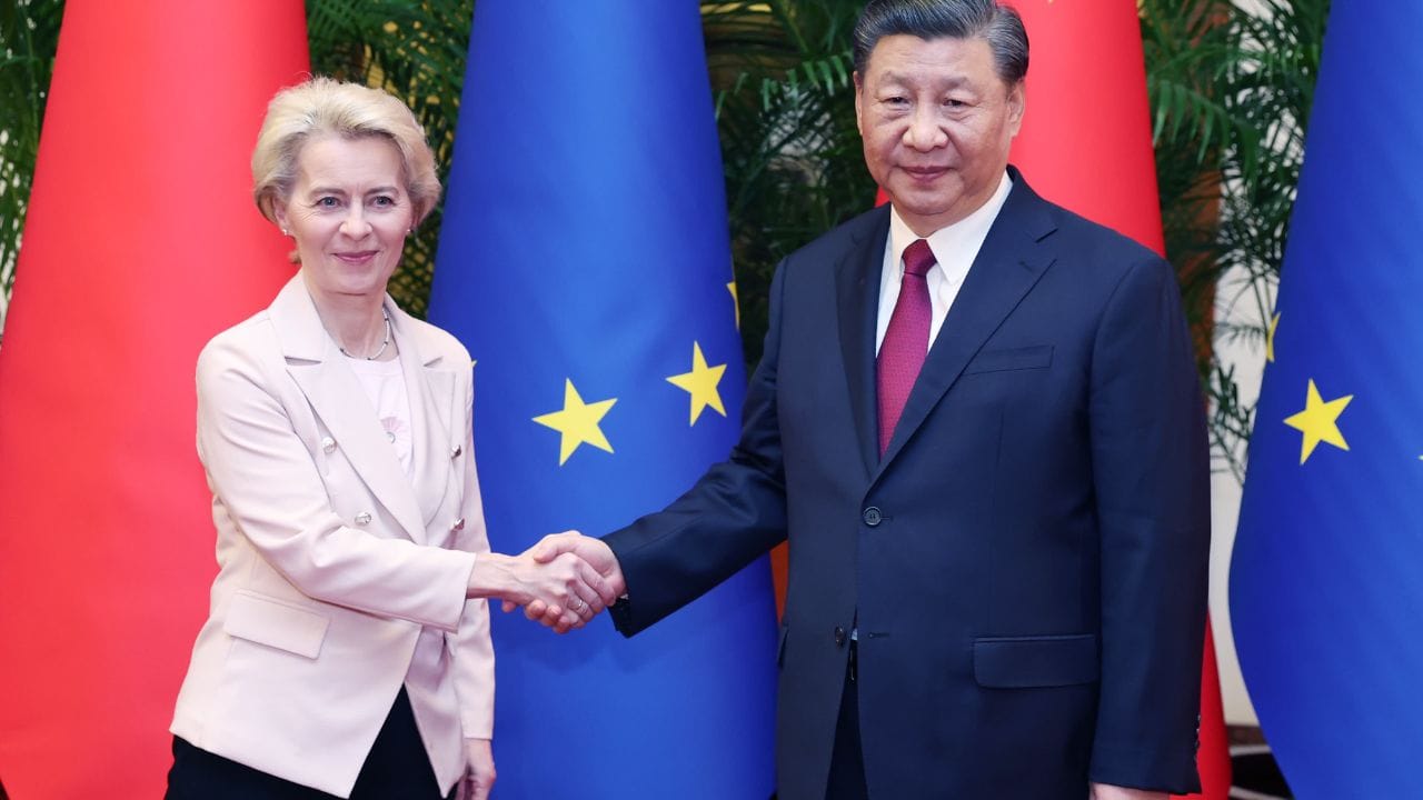 હકીકતમાં, યુરોપિયન યુનિયને વિદેશથી ગ્રાહકોને સીધા મોકલવામાં આવતા 150 યુરો કે તેથી ઓછા મૂલ્યના નાના પેકેજો પર 2 યુરો એટલે કે $2.27 (રૂ. 195.15) ફી લાદવાનો પ્રસ્તાવ મૂક્યો છે. આ ઉપરાંત, યુરોપિયન વેરહાઉસમાં સંગ્રહ માટે મોકલવામાં આવતા પાર્સલ માટે પ્રતિ પાર્સલ 50 સેન્ટ ફી લાદવામાં આવી છે. EU વેપાર વડા મારોસ સેફકોવિચે મંગળવારે યુરોપિયન કાયદા નિર્માતાઓને આ યોજના વિશે માહિતી આપી. આ કર EU માટે લગભગ 3 બિલિયન યુરો (US$3.4 બિલિયન) ની આવક પેદા કરશે.