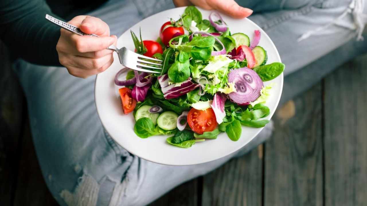 ધૂમ્રપાન: કેટલાક લોકો ભોજન કર્યા પછી તરત જ ધૂમ્રપાન કરવાનું શરૂ કરી દે છે. તેમને લાગે છે કે આમ કરવાથી તેમને હળવાશનો અનુભવ થશે. પરંતુ તે લોકો જાણતા નથી કે તે સ્વાસ્થ્ય માટે ખૂબ જ હાનિકારક છે. ખાધા પછી તરત જ પાચન પ્રક્રિયા ખૂબ ઝડપી થાય છે. આવી સ્થિતિમાં તરત જ સિગારેટ પીવાથી નિકોટિન શરીરમાં ઝડપથી શોષાય છે. જેનાથી કેન્સરનું જોખમ પણ વધી શકે છે. આવી સ્થિતિમાં જમ્યાના 30-40 મિનિટ પછી ધૂમ્રપાન કરો. જો શક્ય હોય તો ધૂમ્રપાન બંધ કરો.
