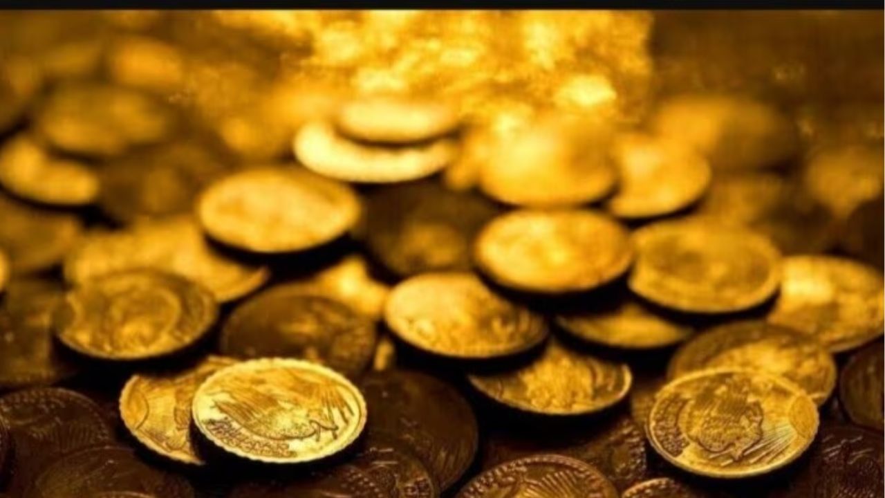 આજે સોનાના ભાવ આસમાને પહોંચી રહ્યા છે, તેથી સોનાના ઘરેણાંને બદલે સોનાના કોઇન કે ગીની ખરીદવા વધુ સમજદારીભર્યું છે. આ ફક્ત વધુ ફાયદાકારક જ નથી, પરંતુ કટોકટીની સ્થિતિમાં એક સરળ વિકલ્પ પણ છે. ચાલો આપણે પાંચ કારણો જાણીએ જે દર્શાવે છે કે સોનાના સિક્કા ખરીદવા એ સમજદારીભર્યું છે.