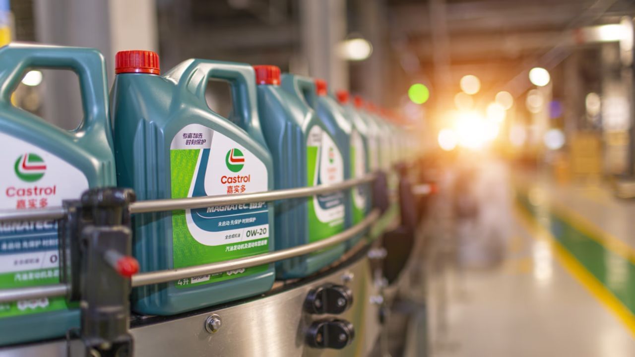 ETના અહેવાલ મુજબ, આ પ્રક્રિયા હજુ તેના પ્રારંભિક તબક્કામાં છે. આગામી થોડા અઠવાડિયામાં પ્રારંભિક બોલીઓ આવવાની અપેક્ષા છે. સોદાની કિંમત હજુ નક્કી કરવામાં આવી નથી. ઉપરાંત, કેટલાક વધુ બોલી લગાવનારાઓ એકસાથે બોલી લગાવી શકે છે. સૂત્રો કહે છે કે બેંકર્સ આ સોદા માટે લગભગ $4 બિલિયનની લોન ગોઠવવાનું વિચારી રહ્યા છે, જે યુરો અને ડોલર જેવી ચલણોમાં હોઈ શકે છે. આમાં લીવરેજ્ડ લોન અને ઉચ્ચ-ઉપજ બોન્ડનો સમાવેશ થઈ શકે છે.