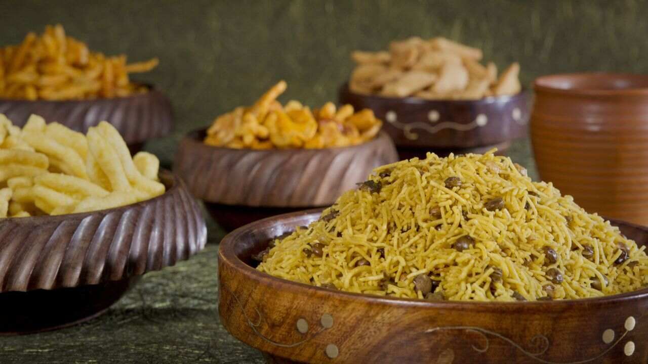 તમે ઇન્સ્ટાગ્રામ અને વોટ્સએપ જેવા સોશિયલ મીડિયા પ્લેટફોર્મથી બિઝનેસ માર્કેટિંગ કરી શકો છો. આ ઉપરાંત તમે નજીકની સ્થાનિક કરિયાણાની દુકાનો અથવા ચાની દુકાનોમાં પણ તમારો માલ સપ્લાય કરી શકો છો. જો તમારી પ્રોડક્ટ સારી હશે અને પેકેજિંગ આકર્ષક હશે તો દુકાનદાર ફરીથી તમારી પાસેથી માલ મંગાવશે.