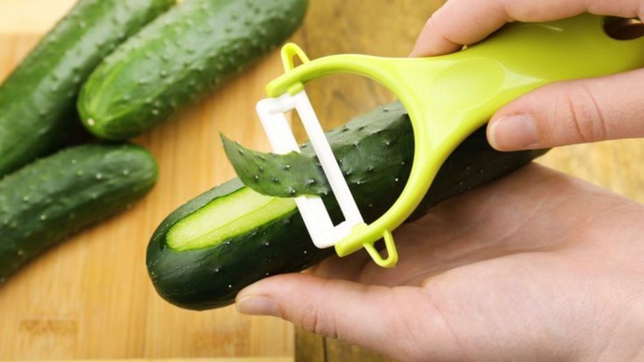 ઉનાળાની ઋતુ આવતાની સાથે જ કાકડી (Cucumber)ની માંગ અચાનક વધી જાય છે. સલાડની પ્લેટ હોય કે રાયતુ સાથે કાકડી હોય છે. આવી સ્થિતિમાં, લોકોના મનમાં ઘણીવાર એક પ્રશ્ન ઉભો થાય છે કે કાકડીની છાલ કાઢલી કે તેને છાલ કાઢ્યા વગર જ ખાવી(Should You Peel Cucumber ?) જો તમે પણ આ અંગે મૂંઝવણમાં છો, તો ચાલો જવાબ શોધીએ.