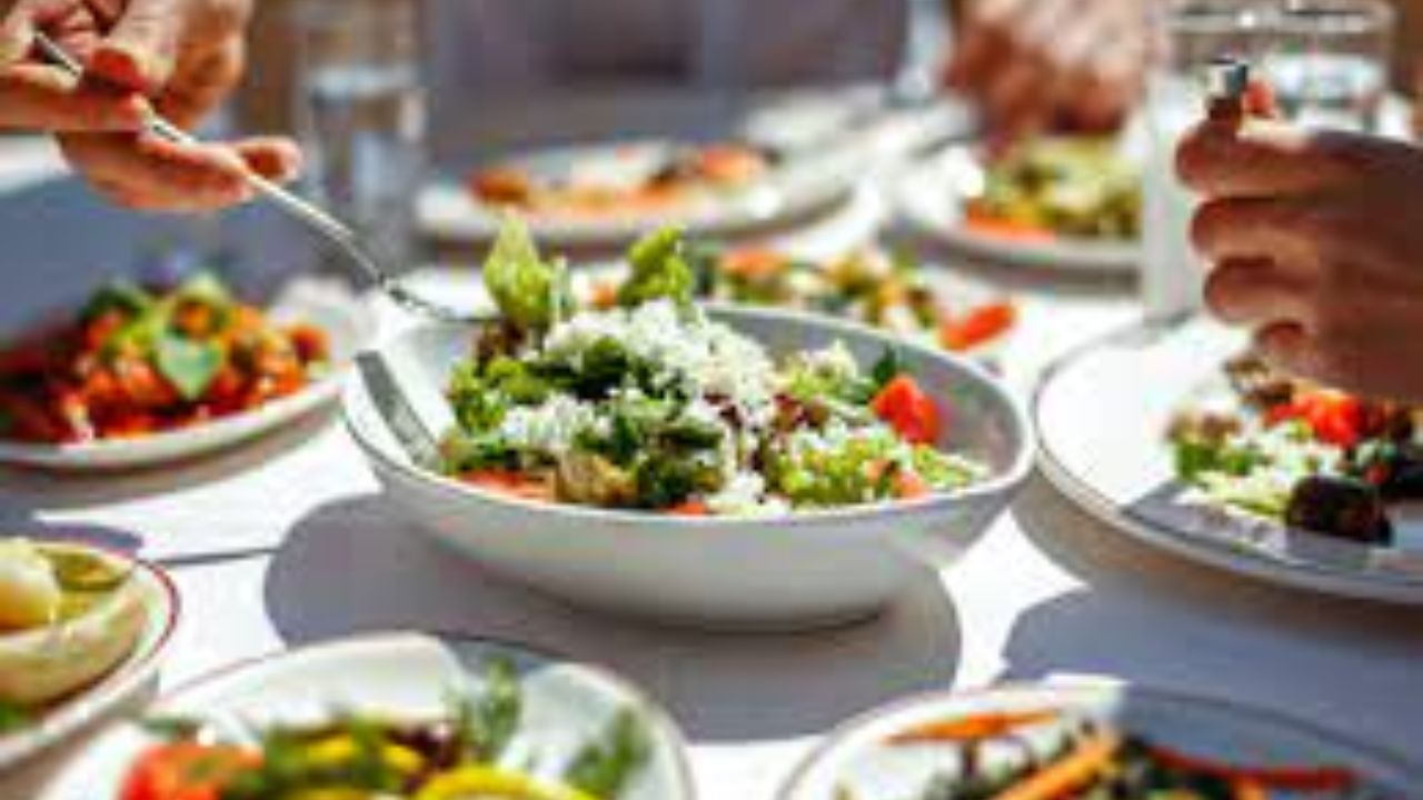 પાણી કે ચા પીવો: ભારતમાં જમ્યા પછી ચા પીવાની પરંપરા બની ગઈ છે. ઘણા લોકોને જમ્યા પછી ચા પીવાનું ગમે છે. પરંતુ ચામાં ટેનીન જોવા મળે છે, જે આયર્ન અને અન્ય ખનિજોને શોષી લેતા અટકાવે છે. ઘણા લોકો ભોજન કર્યા પછી પાણી પણ પીવે છે. આ પણ એક ખોટી આદત છે. ખાધા પછી તરત જ પાણી પીવાથી, ખાસ કરીને ઠંડુ પાણી, પાચન રસને પાતળું કરે છે. જેના કારણે ખોરાક યોગ્ય રીતે પચતો નથી. તેથી જમ્યા પછી 30 મિનિટ પછી જ ચા કે પાણી પીવો.
