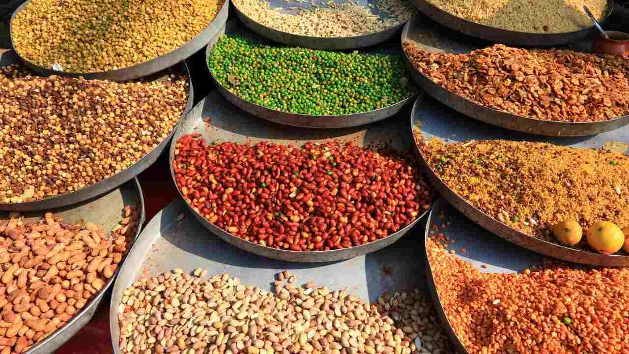 આ વ્યવસાય તમે ખૂબ જ ઓછી મૂડીમાં શરૂ કરી શકો છો. ટૂંકમાં કહીએ તો, માત્ર રૂ. 5000ના ખર્ચમાં તમે શરૂઆત કરી શકો છો. શરૂઆતમાં 1-2 કિલો બટાકા, ચણાનો લોટ, મસાલા, તળવા માટે ઘરેલુ ફ્રાયર મશીન કે ગેસનો ચૂલો, તેલ, પેકિંગ માટે પાઉચ અને અન્ય જરૂરી સામગ્રીથી આ બિઝનેસ શરૂ કરી શકો છો.