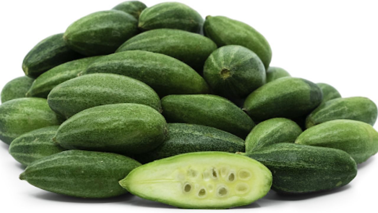 તમે પરવળના ફાયદા તો જાણી લીધા પણ હવે તમને એ પણ જણાવી કે પરવળ કોણે ન ખાવા જોઇએ. જો કોઈને એલર્જી હોય તો તેણે પરવળનું શાક ખાવાનું ટાળવું જોઈએ. આનાથી ખંજવાળ, શરીર પર ફોલ્લીઓ અને શ્વાસ લેવામાં તકલીફ થઈ શકે છે. પરવળમાં પોટેશિયમનું પ્રમાણ વધુ હોય છે, તેથી કિડનીની સમસ્યાવાળા દર્દીઓએ પરવળનું શાક ટાળવું જોઈએ. જે લોકોનું બ્લડ પ્રેશર ઓછું રહે છે તેમણે પરવળનું શાક ટાળવું જોઈએ. જો કોઈને અલ્સર, ગેસ્ટ્રાઇટિસ અથવા અન્ય ગંભીર રોગો હોય, તો પરવળ શાકભાજીનું સેવન મર્યાદિત કરો. પરવળનું શાક ગર્ભવતી સ્ત્રીઓ માટે હાનિકારક નથી, કારણ કે અત્યાર સુધી આ અંગે કોઈ સંશોધન થયું નથી. પરંતુ, આ બાબતે ડૉક્ટરની સલાહ લઈ શકાય છે.